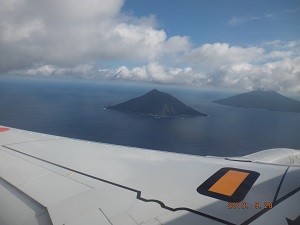 眼下に見下ろす、八丈島の島々