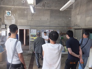 くさやの作り方を見学中