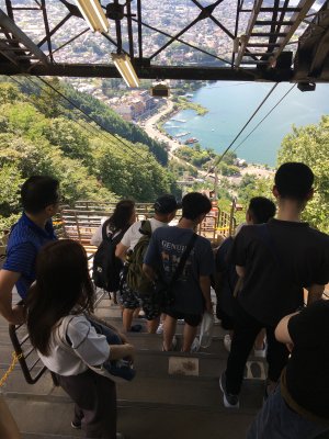 ロープウェイ山頂からのぞむ河口湖、すごい傾斜！